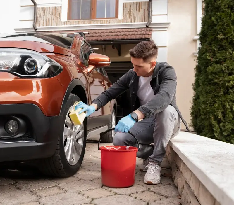 Lavage auto à domicile Cambo-les-Bains : professionnel intervenant sur un véhicule